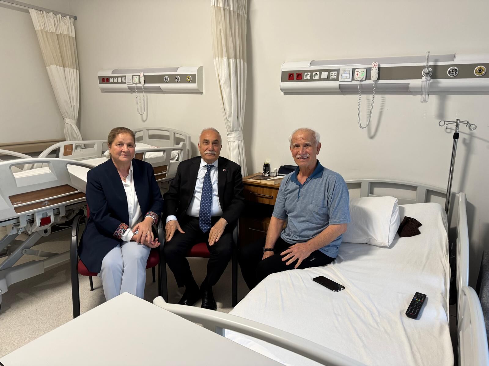 Ahmet Eşref Fakıbaba’dan Tedavi Gören Cihat Kürkçüoğlu’na Geçmiş Olsun Ziyareti