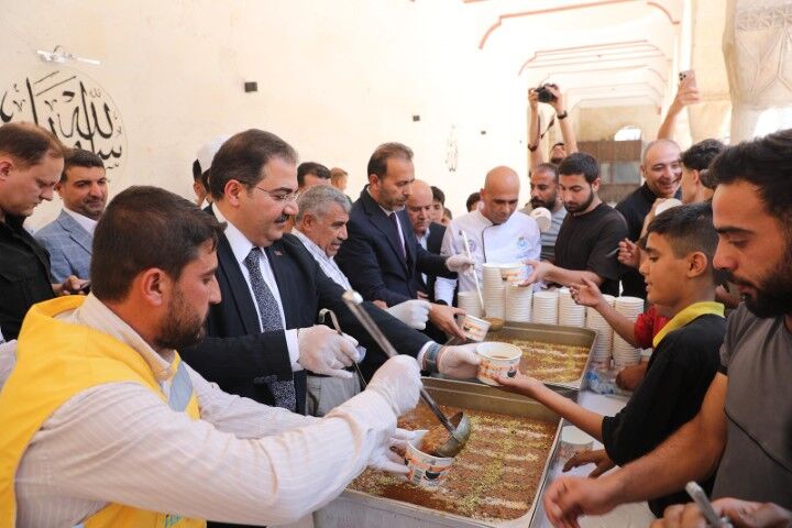 Şanlıurfa Haliliye'de Aşure Kazanları Kaynadı! Başkan Canpolat Vatandaşlarla Buluştu