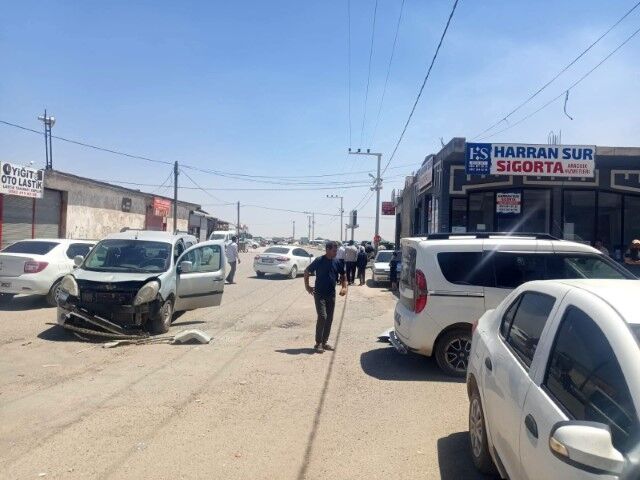 Şanlıurfa Harran’da İki Aracın Çarpıştığı Kazada Maddi Hasar Oluştu