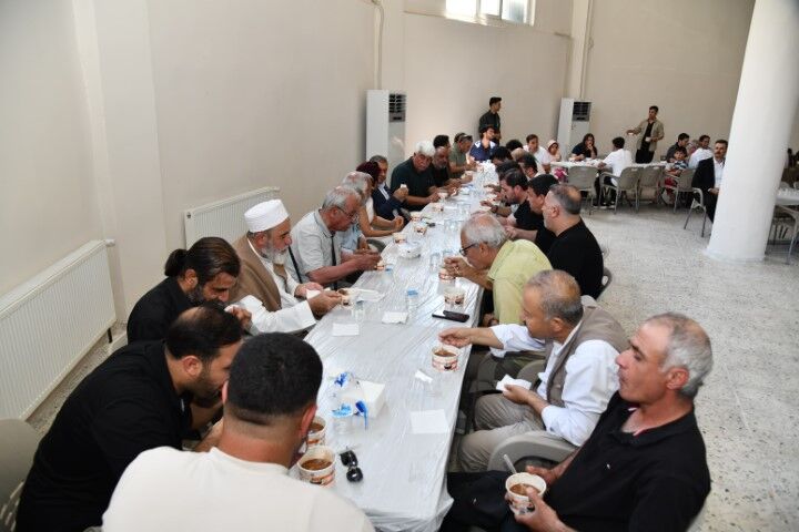 Şanlıurfa’da Aşure Günü Buluşması: Vali Şıldak Vatandaşlarla Aynı Sofrada