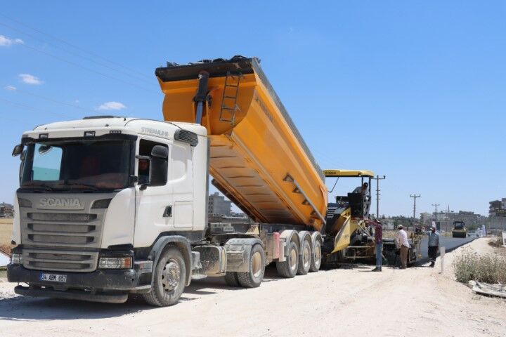 Şanlıurfa’da Dev Ulaşım Hamlesi Harran Akçakale Yolunda Sıcak Asfalt Dönemi Başladı (4)