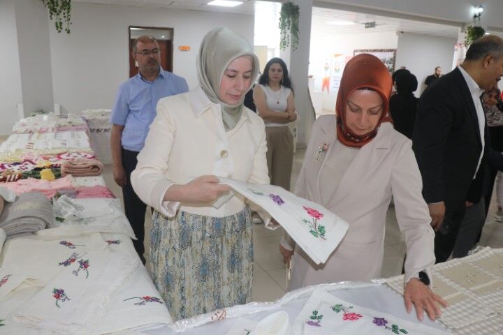 Şanlıurfa’da Hayat Boyu Öğrenme Haftası Sergisi Yoğun İlgiyle Açıldı (1)-1