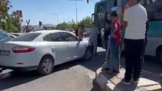 Şanlıurfa'da Korkutan Kaza:Halk Halk Otobüsü ve Otomobil Çarpıştı