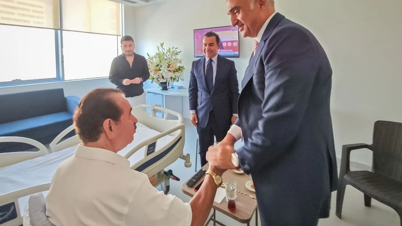 İbrahim Tatlıses'e Moral Ziyareti! Bakan Ersoy Sağlık Durumu Hakkında Bilgi Aldı