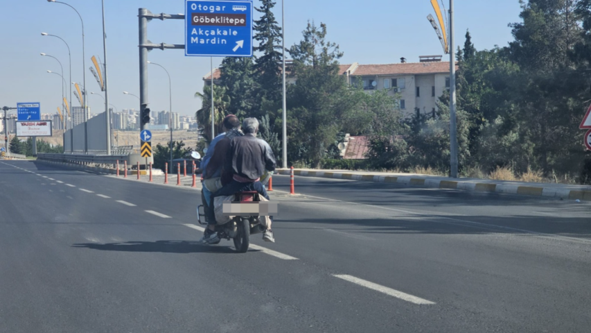 Şanlıurfa’da Pes Dedirten Görüntü: Aynı Motosiklette 3 Kişi Kasksız Yolculuk Yaptı