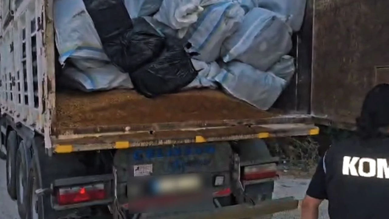 Şanlıurfa'da Durdurulan Araçtan Binlerce Kaçak Ürün Çıktı