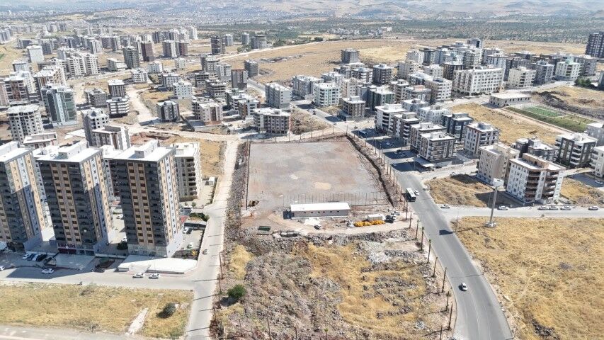 Sadece Futbol Sahası Değil! Karaköprü'ye Yepyeni Yaşam Alanı Geliyor