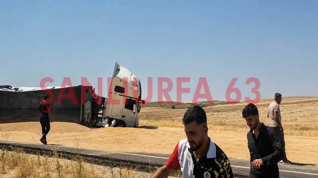 Şanlıurfa'da Korkutan Kaza: Karayolu Buğdayla Kaplandı!