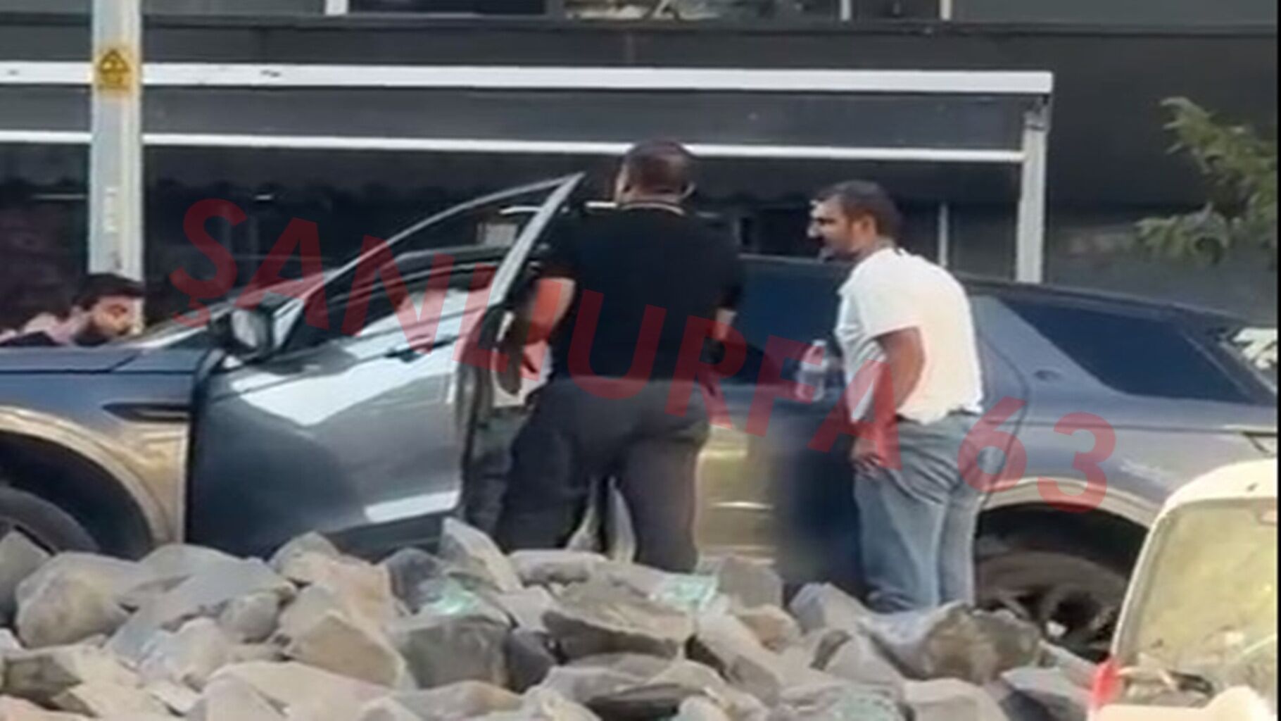Şanlıurfa'da Korkutan Kaza! Araç Refüj Üzerindeki Kavşağa Çıktı