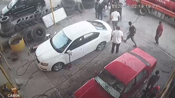 Şanlıurfa Birecik'te İtfaiye Aracının Lastiği Patladı! Personel Yaralandı