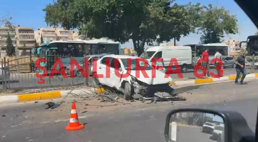 Şanlıurfa'da Kontrolden Çıkan Otomobil Refüje Çarptı! Sürücü Yaralandı