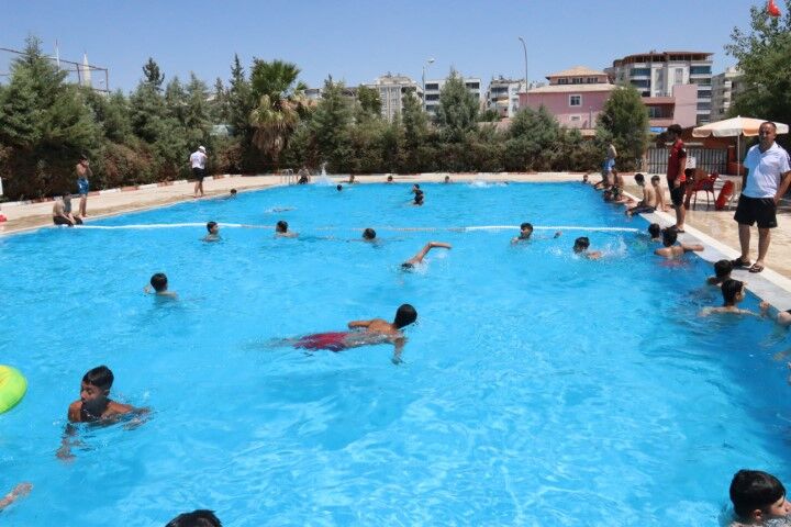 Büyükşehi̇r'i̇n Ücretsi̇z Havuzlari Çocuklarla Dolup Taşiyor (4) (Küçük)