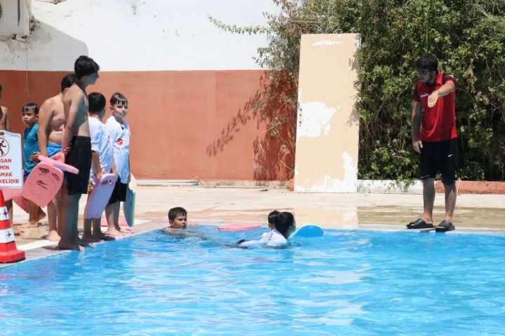 Büyükşehi̇r'i̇n Ücretsi̇z Havuzlari Çocuklarla Dolup Taşiyor (8) (Küçük)