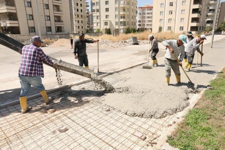Doğukent Mahallesi’ndeki Parklara Yeni Spor Alanları Kazandırılıyor (2)