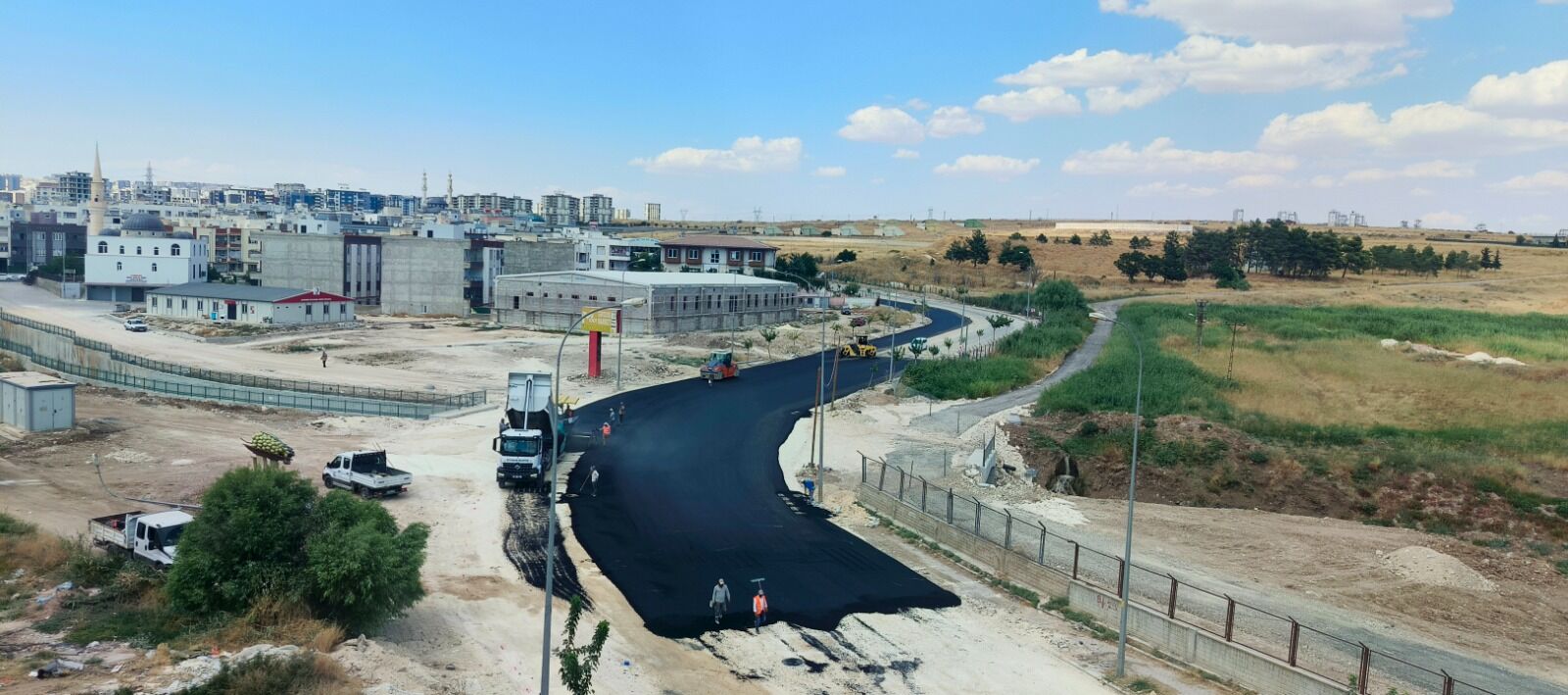 Şanlıurfa’da Deforme Olan Caddede Sıcak Asfalt Çalışması Başladı (2)