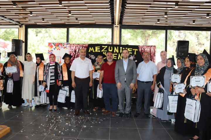 Şanlıurfa'da Okuma Yazma Öğrenen Anneler Mezuniyet Sevinci Yaşadı (3)