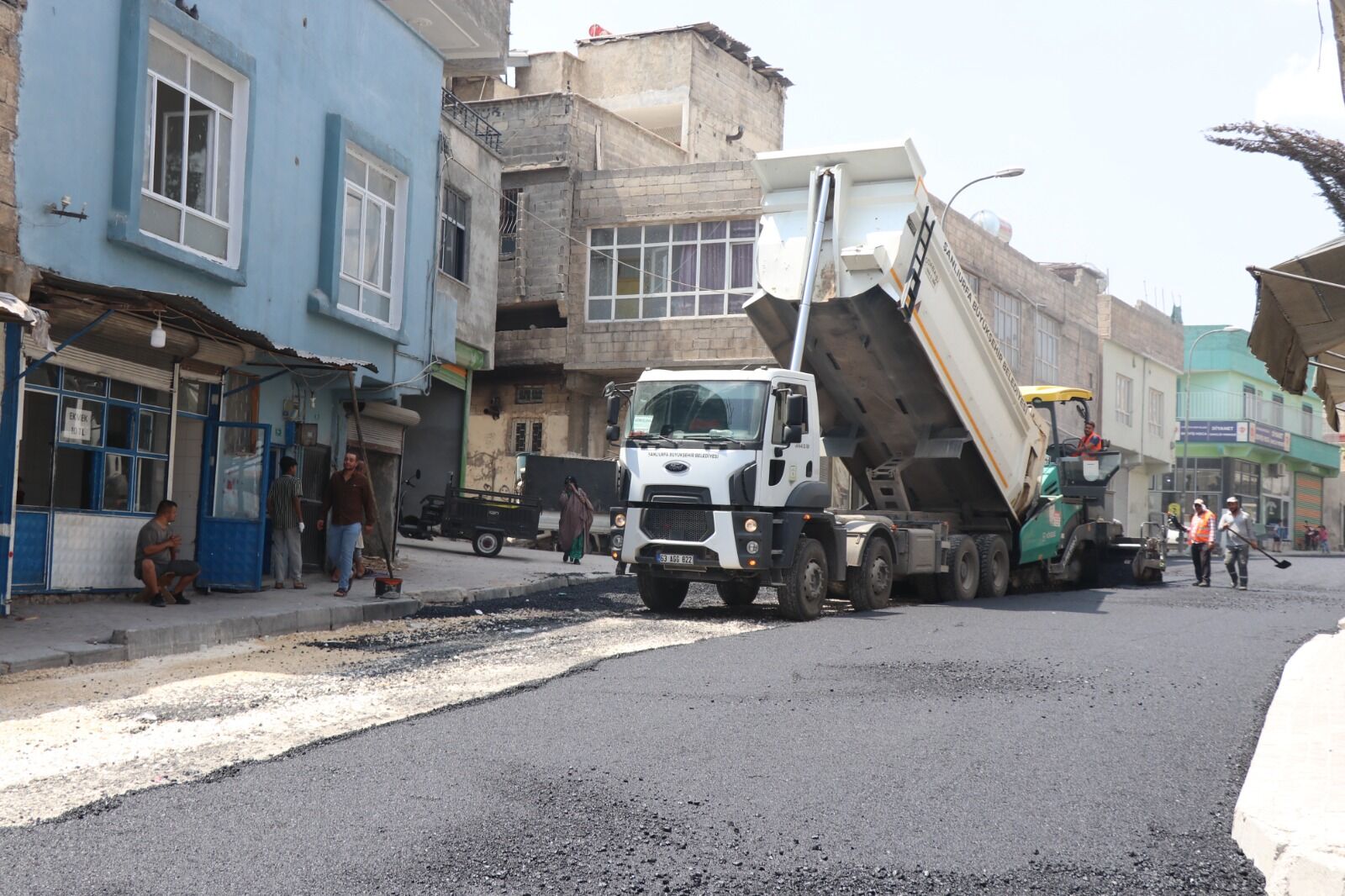 Şanlıurfa’da Şıhmaksut Türbesi Yoluna Sıcak Asfalt (1)