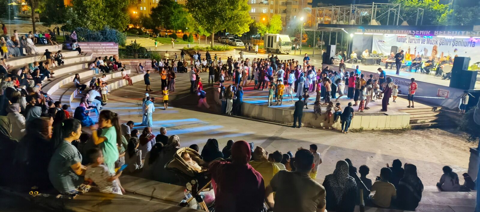 Şanlıurfa’da Turgut Özal Parkı’nda Konser Düzenlendi (4)