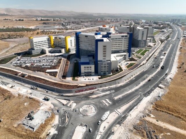 Büyükşehi̇r, Şanliurfa Şehi̇r Hastanesi̇ Yolunda Ulaşimi Rahatlatiyor (1) (Küçük)