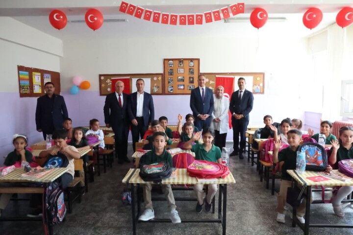 Şanlıurfa Eyyübiye’de Öğrencilere Çanta Ve Kırtasiye Desteği (2)