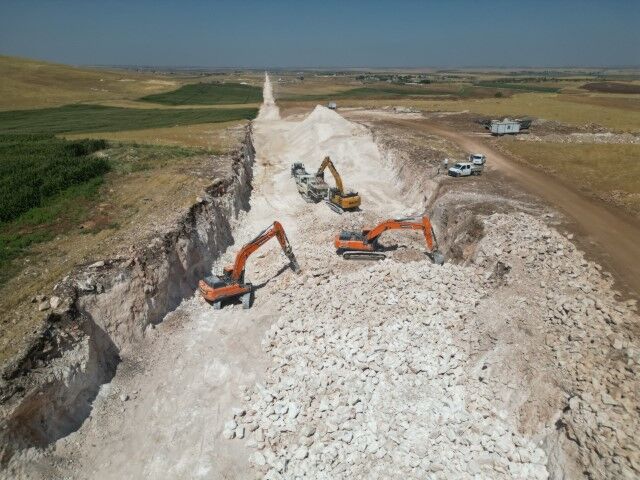 Şanlıurfa’da 27 Kilometrelik Grup Yolunda Sıcak Asfalt Çalışması (1)-1