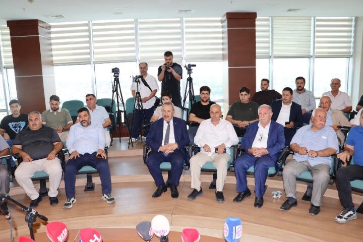 Şanlıurfa’da İlk Pamuk Satıldı, Üreticilere Altın Takdim Edildi (1)