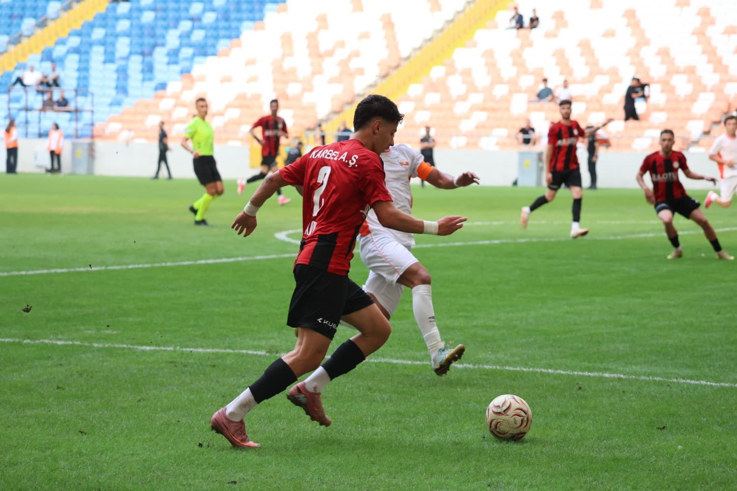 Şanlıurfa temsilcisi Karaköprü Belediyespor zirve takibini sürdürüyor