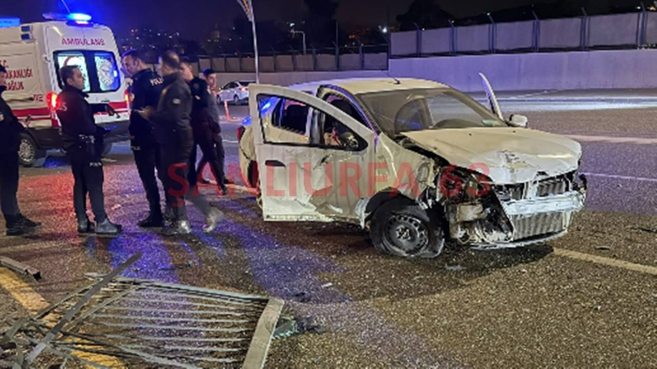 Şanlıurfa’da Trafik Kazası! Araçlar Bariyerlere ve Aydınlatma Direğine Çarptı