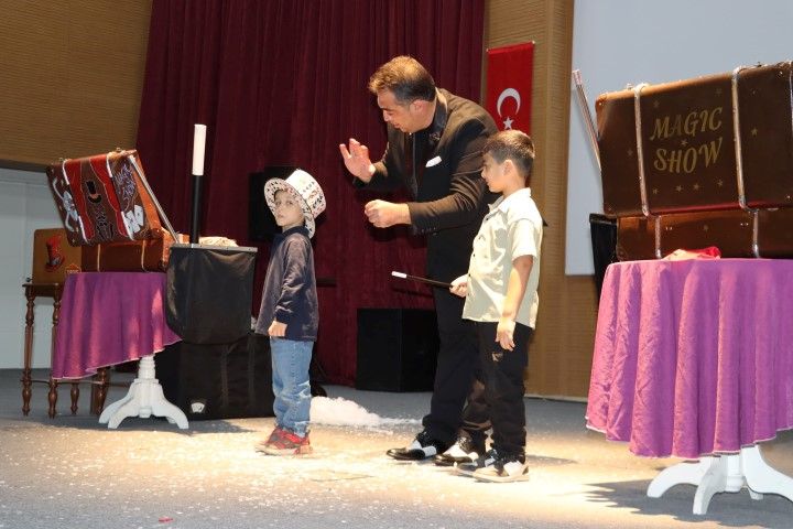 Çocuklar Si̇hi̇rbazlik Gösteri̇si̇yle Doyasiya Eğlendi̇ (6) (Small)
